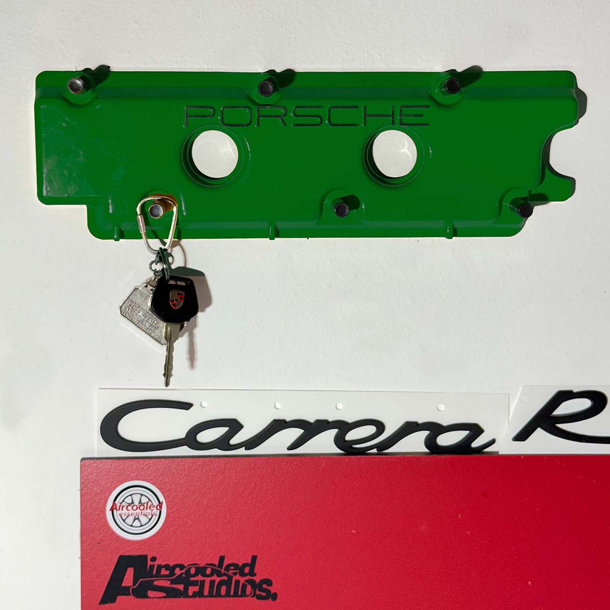 Schlüsselboard aus originalem 911-Ventildeckel – Atelier-Lackierung british racing green