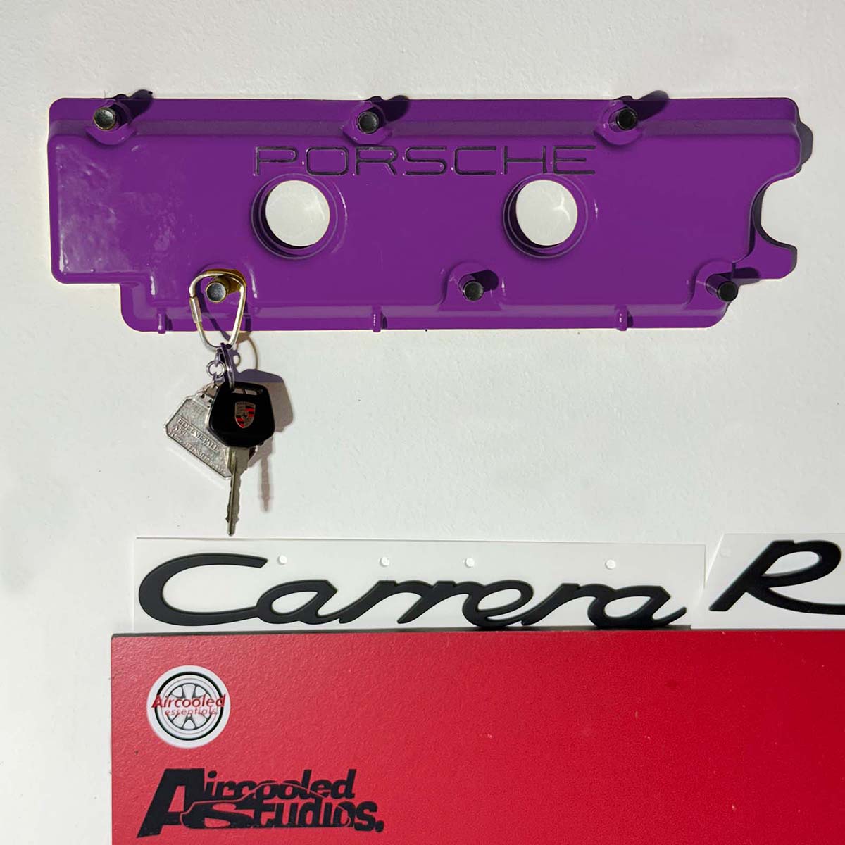 Schlüsselbrett aus 911-Ventildeckel – Upcycling, pulverbeschichtet, Farbe flieder