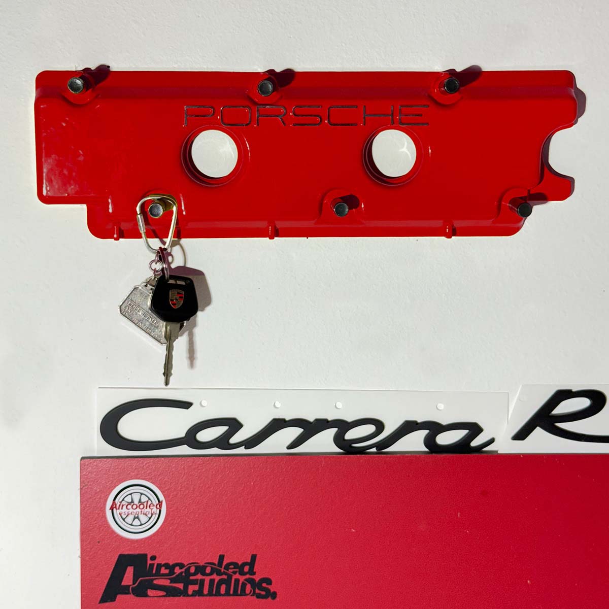 Upcycling-Schlüsselbrett Porsche 911 Ventildeckel, unsichtbare Montage rot