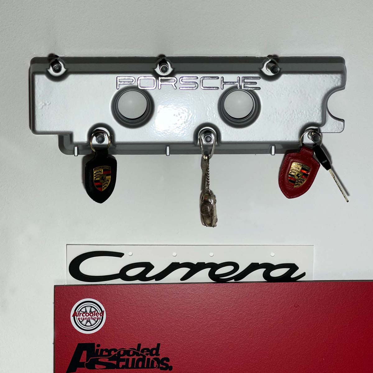 Schlüsselbrett aus 911-Ventildeckel – Upcycling, pulverbeschichtet, Farbe silber