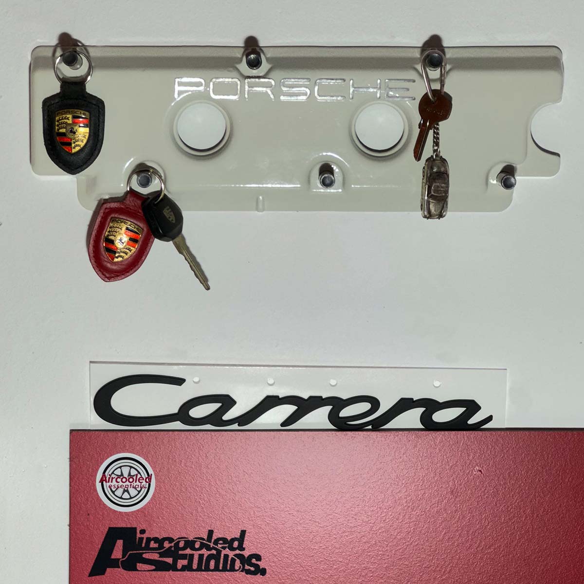 Schlüsselbrett aus 911-Ventildeckel – Upcycling, pulverbeschichtet, Farbe weiss